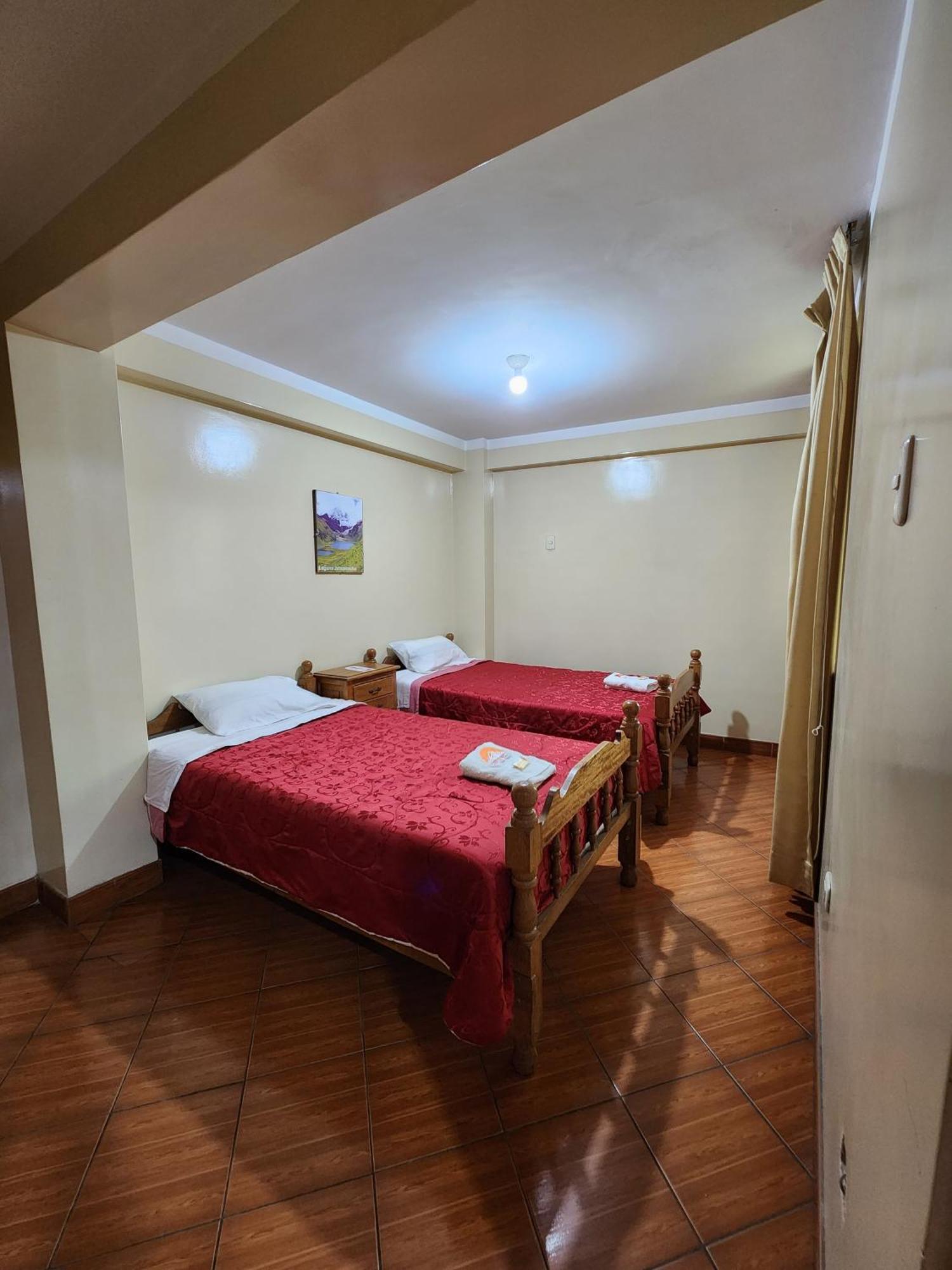 Lhotse Hostel B&B อัวรัซ ภายนอก รูปภาพ