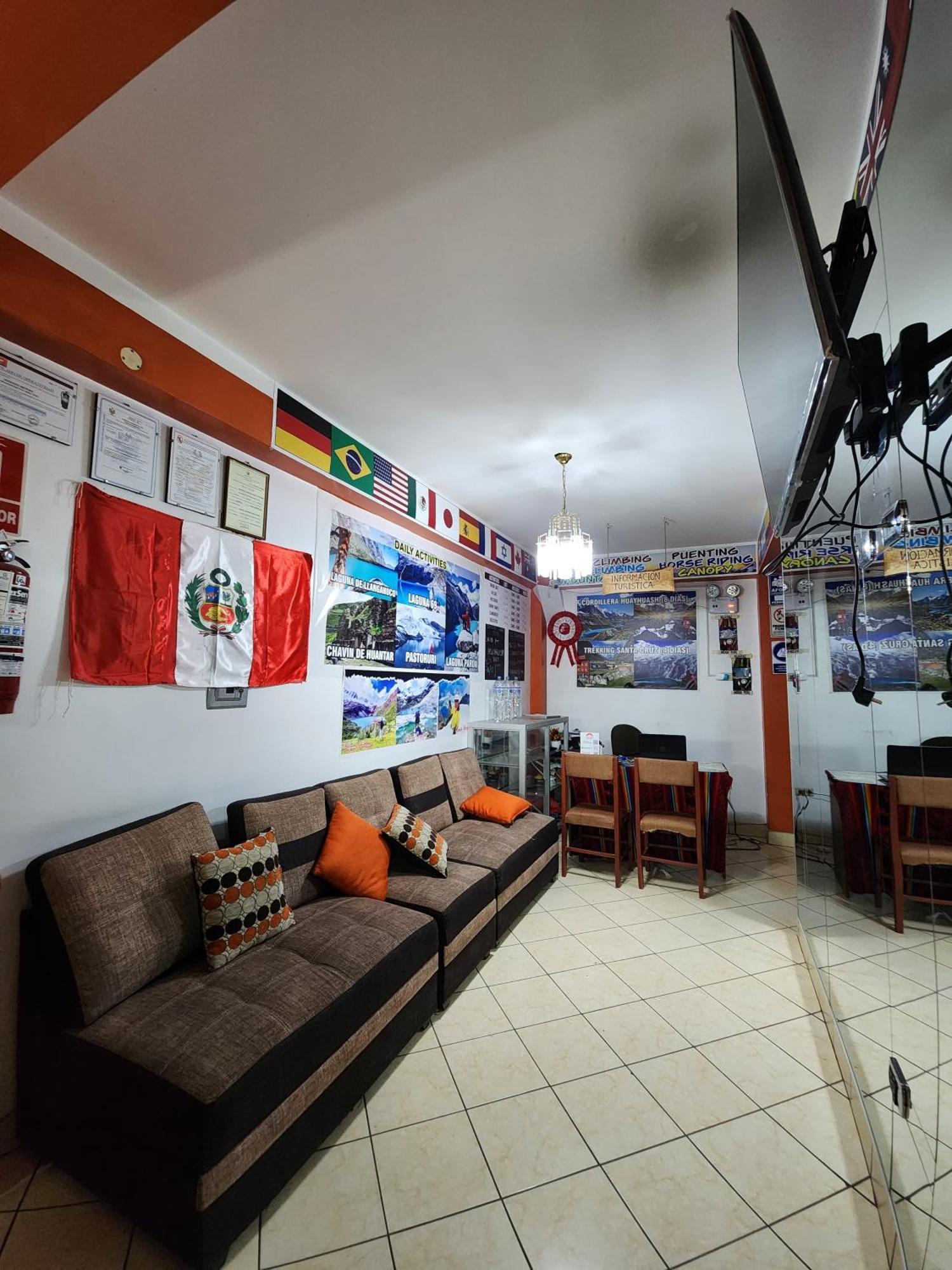 Lhotse Hostel B&B อัวรัซ ภายนอก รูปภาพ